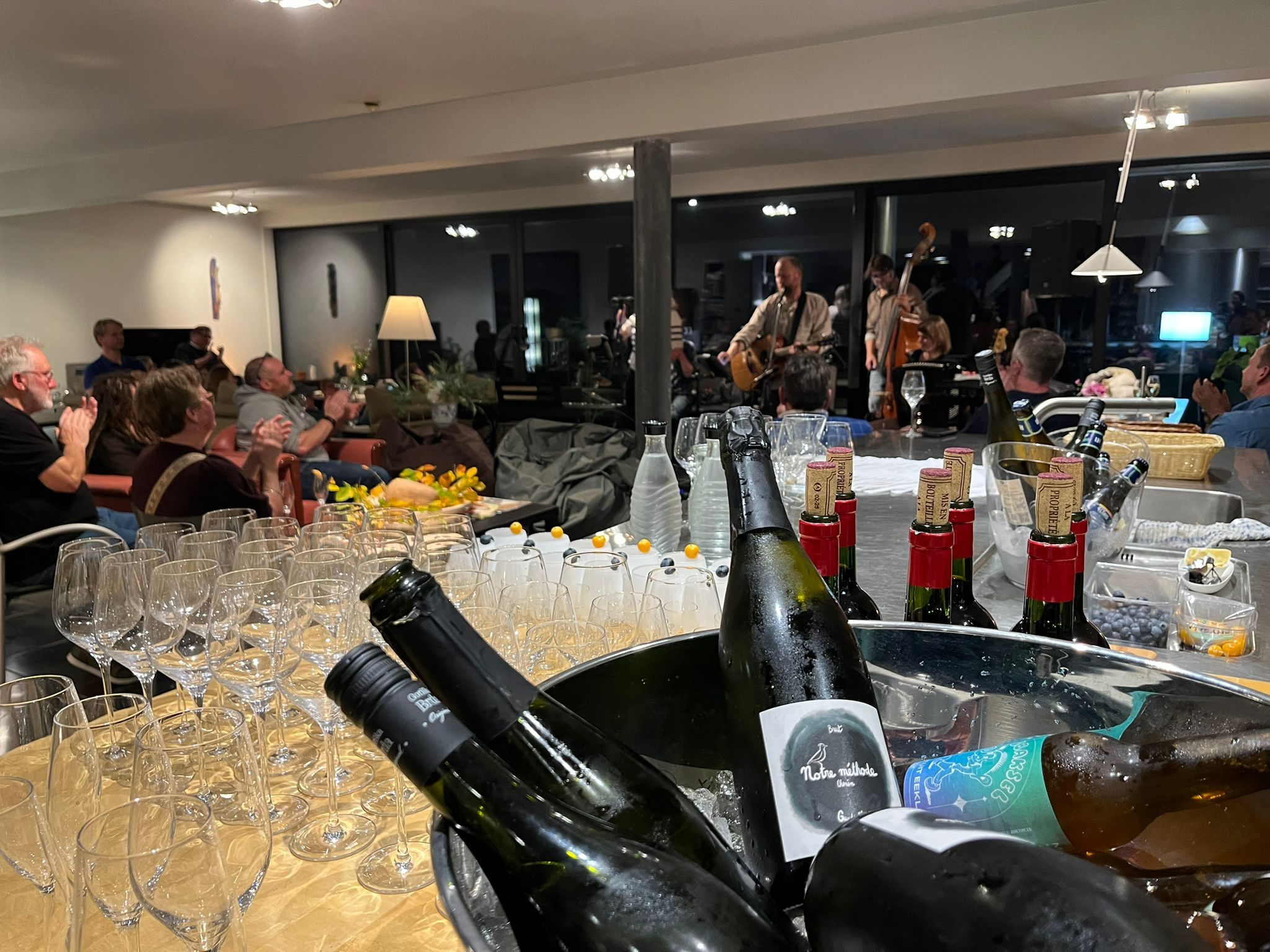 Flessen wijn en bubbels in ijsemmers op een proeverij van Taste DC