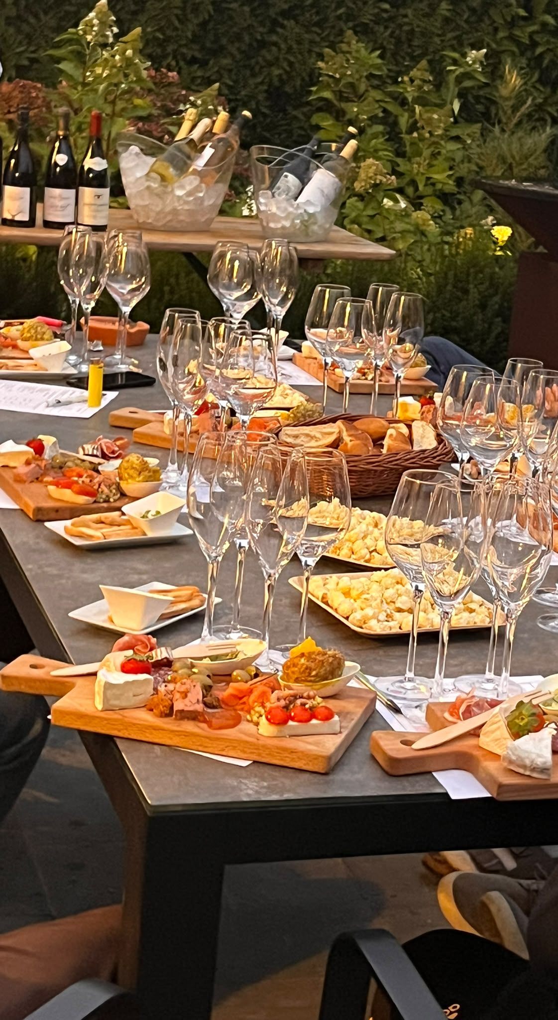 Feestelijk gedekte tafel met proefglazen, tapasplanken en wijn in ijsemmers
