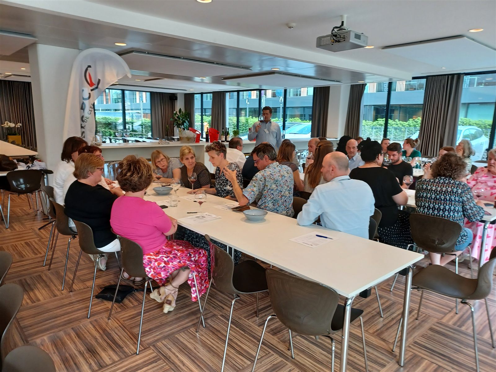 Volle zaal collega's tijdens een bedrijfsdegustatie van Taste DC